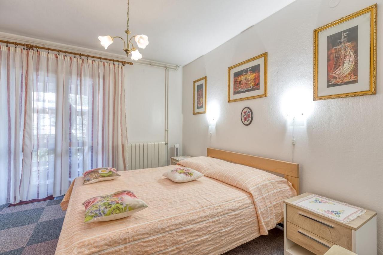 Apartment Complex Nevia Пореч Екстериор снимка